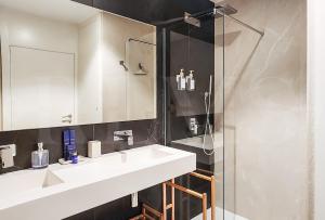 Beachside Apartment with Terrace and Pool REMS