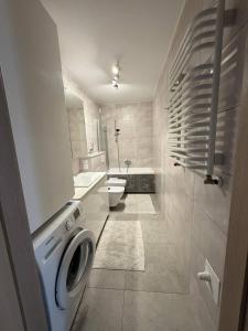 Lumina 2 BR airy apartment I Balcony I Parking
