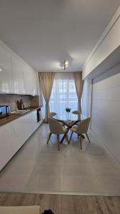 FLH - Coresi Velvet - Premium Stay near Coresi Mall