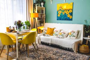 Sunny Urban Apartment - Sleeps 4