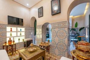 Riad Jad Private 5-Suite Riad, 10 Min Walk to Jemaa el-Fna with Pool, Rooftop & Breakfast