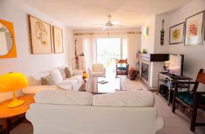 4BR Villa | Garden, BBQ & Beach 3m walk | Marbella
