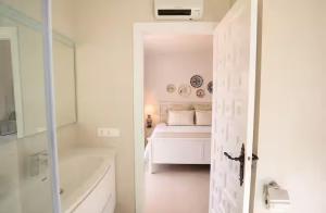 4BR Villa | Garden, BBQ & Beach 3m walk | Marbella