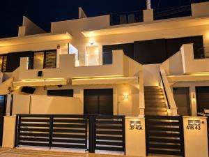 Good Vide Oasis Modern 2 Bed Apartment with Solarium and Pool
