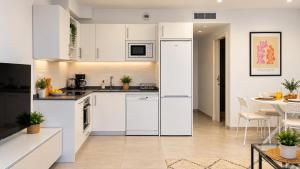 Good Vide Oasis Modern 2 Bed Apartment with Solarium and Pool