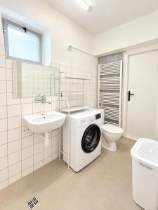 Sunny 2BR Apartment - 2nd Floor - Private Indoor Parking
