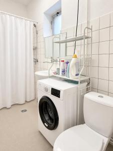 Sunny 2BR Apartment - 2nd Floor - Private Indoor Parking