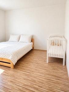 Sunny 2BR Apartment - 2nd Floor - Private Indoor Parking
