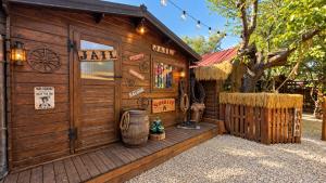 Wild West-style accommodation featuring 2 mobile homes and 2 huts