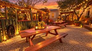 Wild West-style accommodation featuring 2 mobile homes and 2 huts
