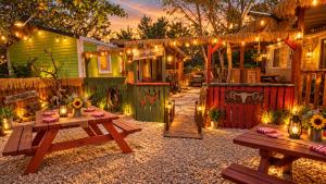 Wild West-style accommodation featuring 2 mobile homes and 2 huts