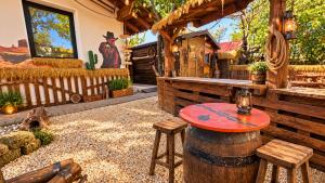 Wild West-style accommodation featuring 2 mobile homes and 2 huts