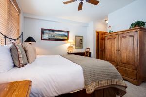 TL2107 - Timberline Lodge