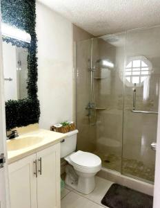 Charming Haven - 2 BDR Queen Suites