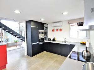 Holiday Home Moderna Villa cerca del golf y con piscina privada- ideal para familias - ofert by Interhome