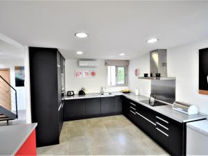 Holiday Home Moderna Villa cerca del golf y con piscina privada- ideal para familias - ofert by Interhome