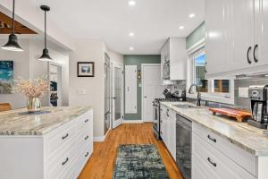 The Highwood Retreat - Private Hot Tub & Backyard Oasis - 3BR Suite, BBQ, FREE Banff Pass & Netflix!