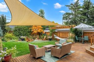 The Highwood Retreat - Private Hot Tub & Backyard Oasis - 3BR Suite, BBQ, FREE Banff Pass & Netflix!