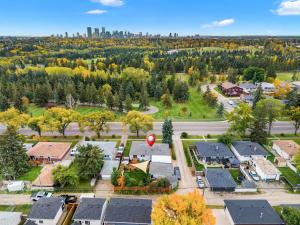 The Highwood Retreat - Private Hot Tub & Backyard Oasis - 3BR Suite, BBQ, FREE Banff Pass & Netflix!