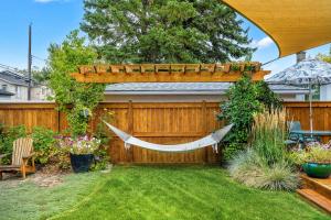 The Highwood Retreat - Private Hot Tub & Backyard Oasis - 3BR Suite, BBQ, FREE Banff Pass & Netflix!