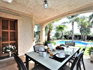 Holiday Home Finca CAN GUAL en Inca para 8 personas con piscina privada y vistas despejadas- by Interhome