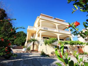 Apartment PAVICA 5 - HR-02417-05 by Interhome