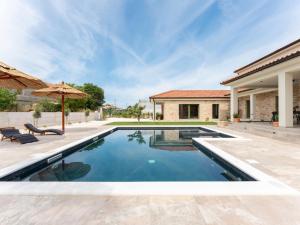 Villa Beautiful Villa Lorna with pool by Interhome