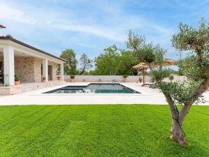 Villa Beautiful Villa Lorna with pool by Interhome