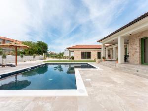 Villa Beautiful Villa Lorna with pool by Interhome