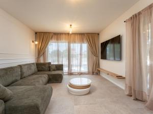 Villa Beautiful Villa Lorna with pool by Interhome