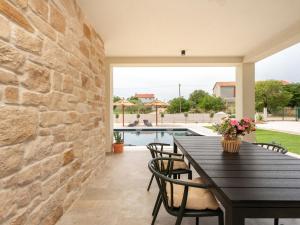 Villa Beautiful Villa Lorna with pool by Interhome