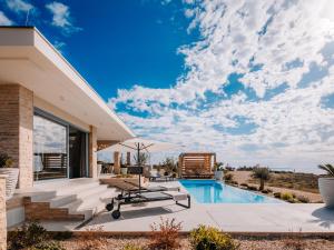 Villa 5 Luxury Seaview Villa Plant 3 with pool by Interhome