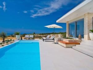 Villa 5 Luxury Seaview Villa Plant 3 with pool by Interhome