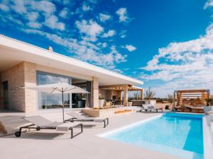 Villa 5 Luxury Seaview Villa Plant 3 with pool by Interhome