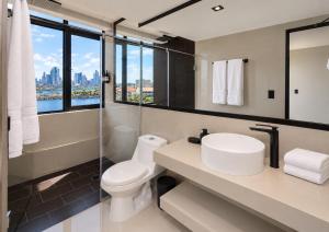AmazINN Places Penthouse Deluxe, Skyline and Private Rooftop