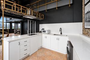 AmazINN Places Penthouse Deluxe, Skyline and Private Rooftop