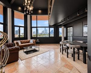 AmazINN Places Penthouse Deluxe, Skyline and Private Rooftop