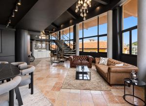 AmazINN Places Penthouse Deluxe, Skyline and Private Rooftop
