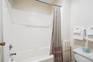 101 Cedarbrook Hotel Room