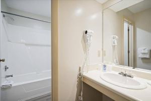 101 Cedarbrook Hotel Room