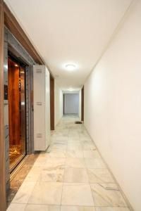 Bright Modern Studio 4 min Drive to Train Station