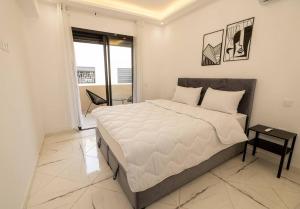 Bright Modern Studio 4 min Drive to Train Station