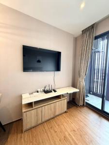 Spacious Luxe Room with Panoramic Pool