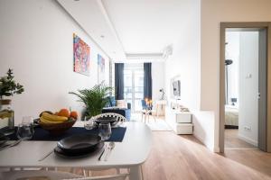 oompH Warsaw Downtown 2BR Apartment with Balcony