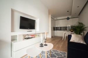 oompH Warsaw Downtown 2BR Apartment with Balcony