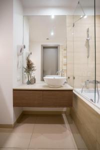 oompH Warsaw Downtown 2BR Apartment with Balcony