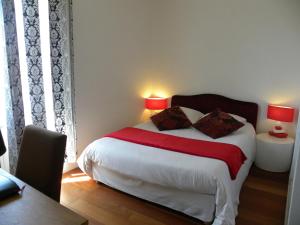 Hotels Hotel La Bastie d'Urfe : Chambre Double