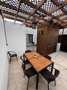 Casa Encinos Patio and Private Parking