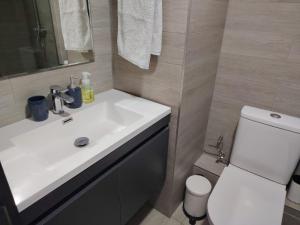 HOM 2-bed 3 min from the lake Heated pool gym