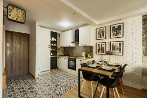 Warsaw Centrum Grzybowska Park Mirowski Stylish Apartment Park Views by PolandBnB